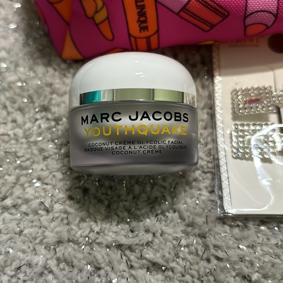 Clinique make-up bag with Marc Jacob Youthquake and hair clips! - Picture 2 of 3